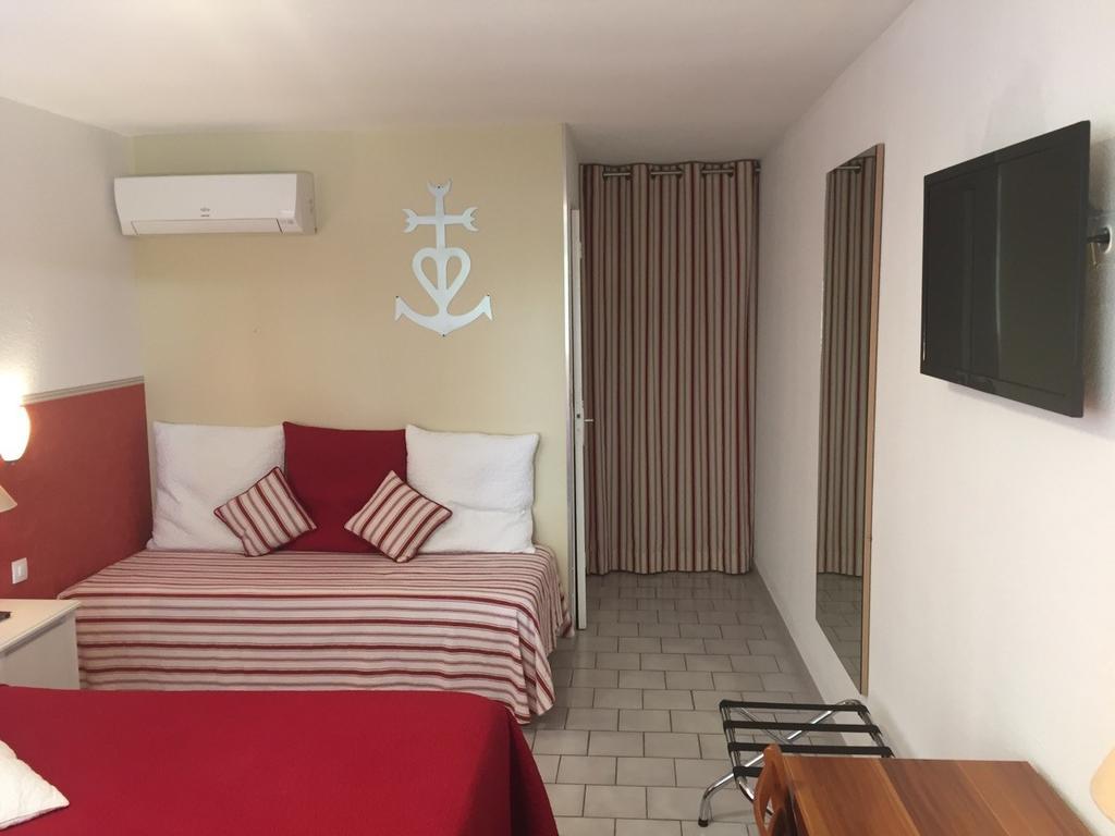 Hotel Lou Garbin Saint-Laurent-dʼAigouze Zewnętrze zdjęcie