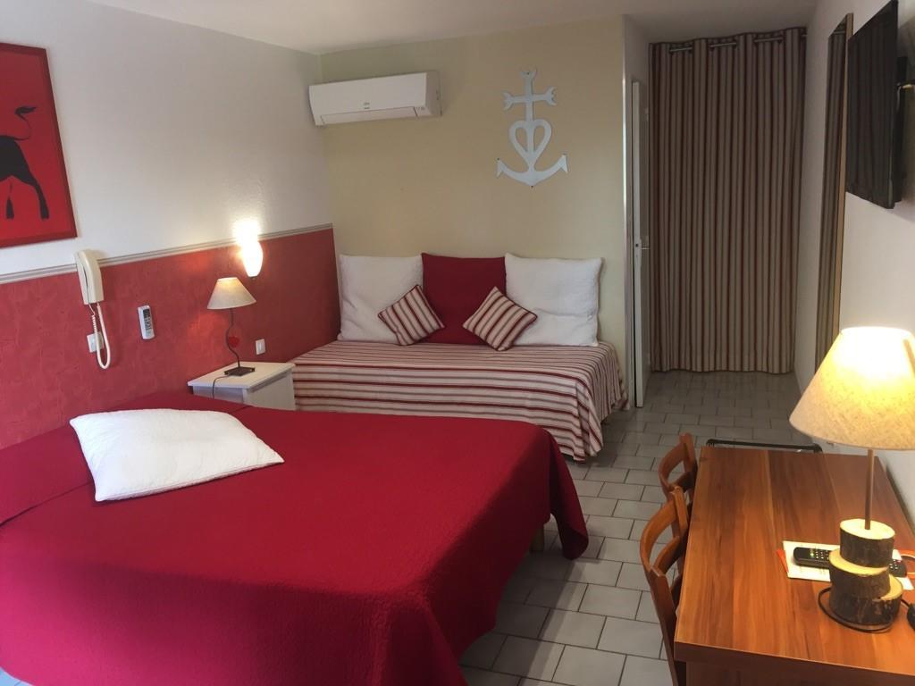 Hotel Lou Garbin Saint-Laurent-dʼAigouze Zewnętrze zdjęcie
